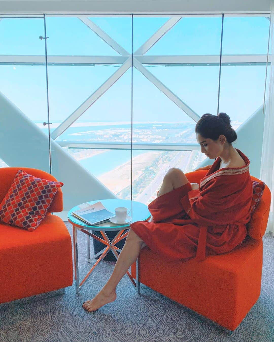 ケリーさんのインスタグラム写真 - (ケリーInstagram)「今回、アブダビで泊まっていたホテル @andazabudhabi ・ 高層階のお部屋の窓から街を眼下に見下ろし、 遠くには街と海などの雄大な景色が続く 素晴らしい眺めでした❣️ ・ ・ ドバイはとても可愛らしい落ち着いた 雰囲気のブティックホテル #vidadowntowndubai ・ @vidahotels ・ ・  ロケーションはとても便利で、 お部屋も綺麗で大変満足😉 ・  #dubai#abudhabi#hotel#trip#vacation#ドバイ#アブダビ#ホテル#旅#andaz#vidahotel」12月5日 15時44分 - kellymisawa