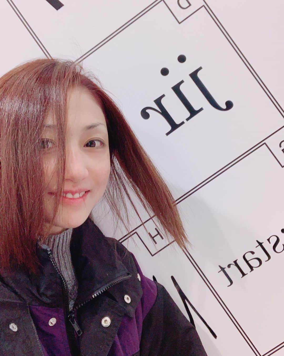 中川愛海さんのインスタグラム写真 - (中川愛海Instagram)「@jir.nobujiro  @jirhair  ありがとう😊 サラつやー！ さらに赤く染めてもらったー @ami_nakagawa_  #中川愛海 #jir #いつもありがとう」12月5日 15時47分 - ami_nakagawa_