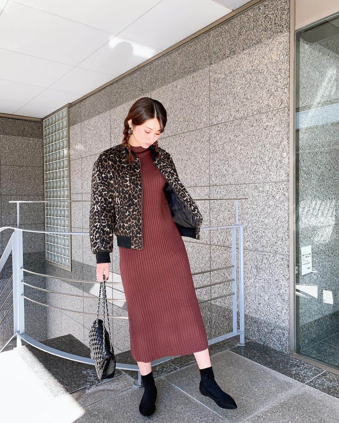 のインスタグラム：「レコーディングDayは ラフスタイルが多めだけど おしゃれしてないと テンション上がらないので １枚で可愛いニットワンピが優秀👏 . 昨日今日とレコーディング 順調であります💞 . 音楽と向き合う毎日、幸せだな❤️ . さあ、明日から札幌だーっ🤩🤩 . #misakicode #code #fashion #コーデ #ファッション #7things #cotorica #chanel #gu」