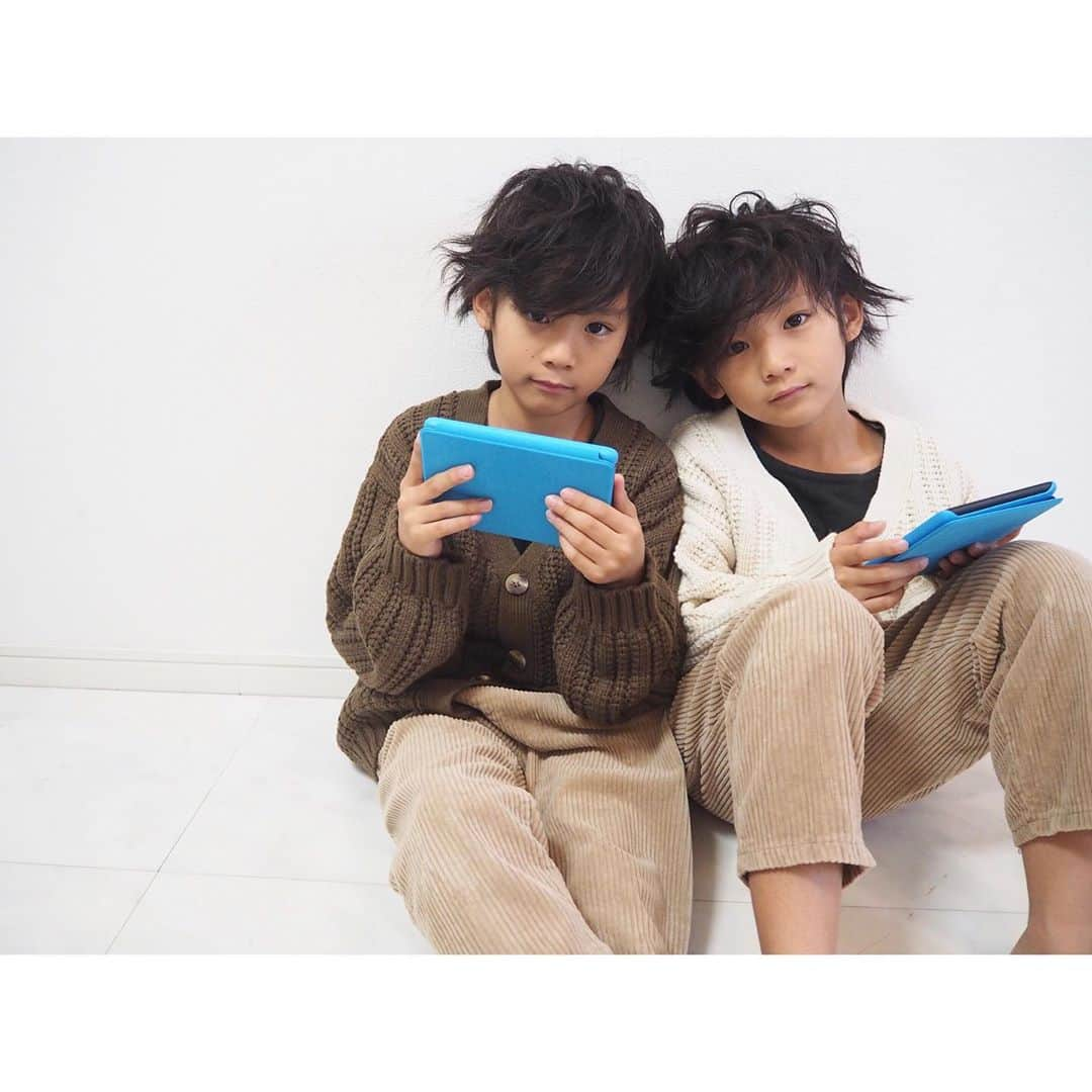 ayakoさんのインスタグラム写真 - (ayakoInstagram)「❤︎ AmazonのKindle キッズモデルをPRで体験させて 頂きました❤︎ * * 2人が本が好きなのでよく購入しますが、 旅行時や出先に本を持って行くのが一番だけど、数冊持つのは負担なのが悩みでした‼️ この子ども向けの電子書籍リーダーKindle キッズモデルは1000冊以上の書籍があり、 とにかく読んでも読んでも新たな本があり子どものわくわくが止まらず、とにかく真剣‼️いろんなジャンルの本を選んでいて、意外と漢字や英検の本など見ていて…意外と危機感じてるんだ‼️と知ることが出来たり… 年齢にあったコンテンツが表示されるので、子どもが自分の好きな本を選んで読む手助けになります😊 PRESIDENT WOMANに記事広告が掲載されているので、記事を読み、読書の大切さを改めて感じインプットした情報を私も同じ本を読むことで問いかけが出来、子どもがインプットしたものをアウトプットすることで子どもの知識として定着していくというのには強く共感しました‼️ * * 私も子どもが寝たら読書タイムを楽しみ子どもの知識を育てていきたい😊 読書のためだけのデバイスだから、安心して子どもに渡せるのが本当に嬉しいです❤︎ * * PRESIDENT WOMANの記事広告は、ハイライトに残しているストーリーから見れます☺️ ❤︎ #キンドル #Amazon #Kindle #Kindleキッズモデル #PR」12月5日 15時51分 - ayaya315