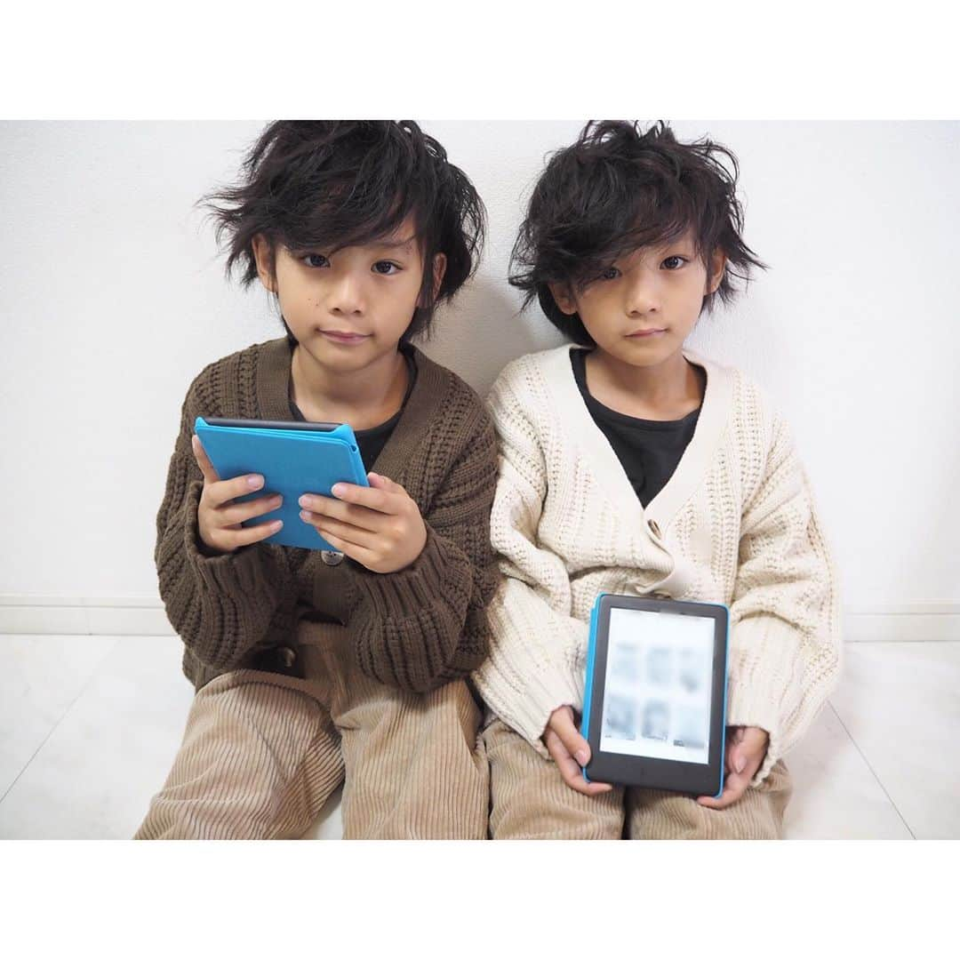 ayakoさんのインスタグラム写真 - (ayakoInstagram)「❤︎ AmazonのKindle キッズモデルをPRで体験させて 頂きました❤︎ * * 2人が本が好きなのでよく購入しますが、 旅行時や出先に本を持って行くのが一番だけど、数冊持つのは負担なのが悩みでした‼️ この子ども向けの電子書籍リーダーKindle キッズモデルは1000冊以上の書籍があり、 とにかく読んでも読んでも新たな本があり子どものわくわくが止まらず、とにかく真剣‼️いろんなジャンルの本を選んでいて、意外と漢字や英検の本など見ていて…意外と危機感じてるんだ‼️と知ることが出来たり… 年齢にあったコンテンツが表示されるので、子どもが自分の好きな本を選んで読む手助けになります😊 PRESIDENT WOMANに記事広告が掲載されているので、記事を読み、読書の大切さを改めて感じインプットした情報を私も同じ本を読むことで問いかけが出来、子どもがインプットしたものをアウトプットすることで子どもの知識として定着していくというのには強く共感しました‼️ * * 私も子どもが寝たら読書タイムを楽しみ子どもの知識を育てていきたい😊 読書のためだけのデバイスだから、安心して子どもに渡せるのが本当に嬉しいです❤︎ * * PRESIDENT WOMANの記事広告は、ハイライトに残しているストーリーから見れます☺️ ❤︎ #キンドル #Amazon #Kindle #Kindleキッズモデル #PR」12月5日 15時51分 - ayaya315