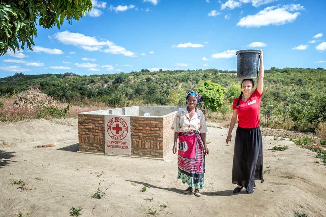 サラ・マイアーさんのインスタグラム写真 - (サラ・マイアーInstagram)「Heute ist internationaler #TagderFreiwilligen.  Ich engagiere mich für das Schweizerische Rote Kreuz @roteskreuz_ch , weil ich in meinem Leben privilegiert bin und so der Gesellschaft etwas zurückgeben möchte.  2016 besuchten wir Malawi, um uns ein Wasser- und Hygieneprojekt des SRK anzuschauen. Die Reise hat mich nachhaltig geprägt und demütiger gemacht. 📸 Remo Nägeli  #TagderFreiwilligen #Srk #roteskreuz #helfenhelfen #freiwilligenarbeit #tbt #throwbackthursday」12月5日 16時00分 - sarah.van.berkel
