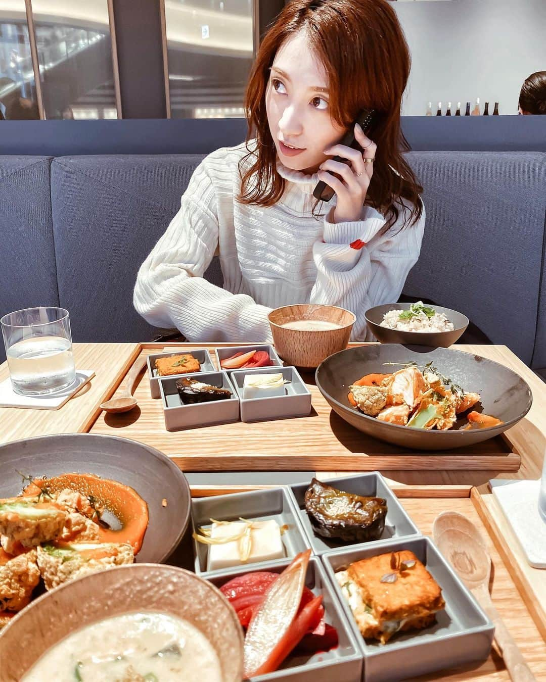 瀬口かなさんのインスタグラム写真 - (瀬口かなInstagram)「先日お写真🍴 めちゃくちゃ電話してるところを友達が撮っててくれた。笑😹 . ． ベジタリアンなメニューがすっごく美味しかった☺️🍅🍆🥕 ． ． #ミッドタウン日比谷 #lunch #three #日比谷ランチ #有楽町ランチ #有楽町カフェ #日比谷カフェ #revivekitchen #ベジタリアン #ベジタリアンカフェ」12月5日 16時00分 - seguchikana