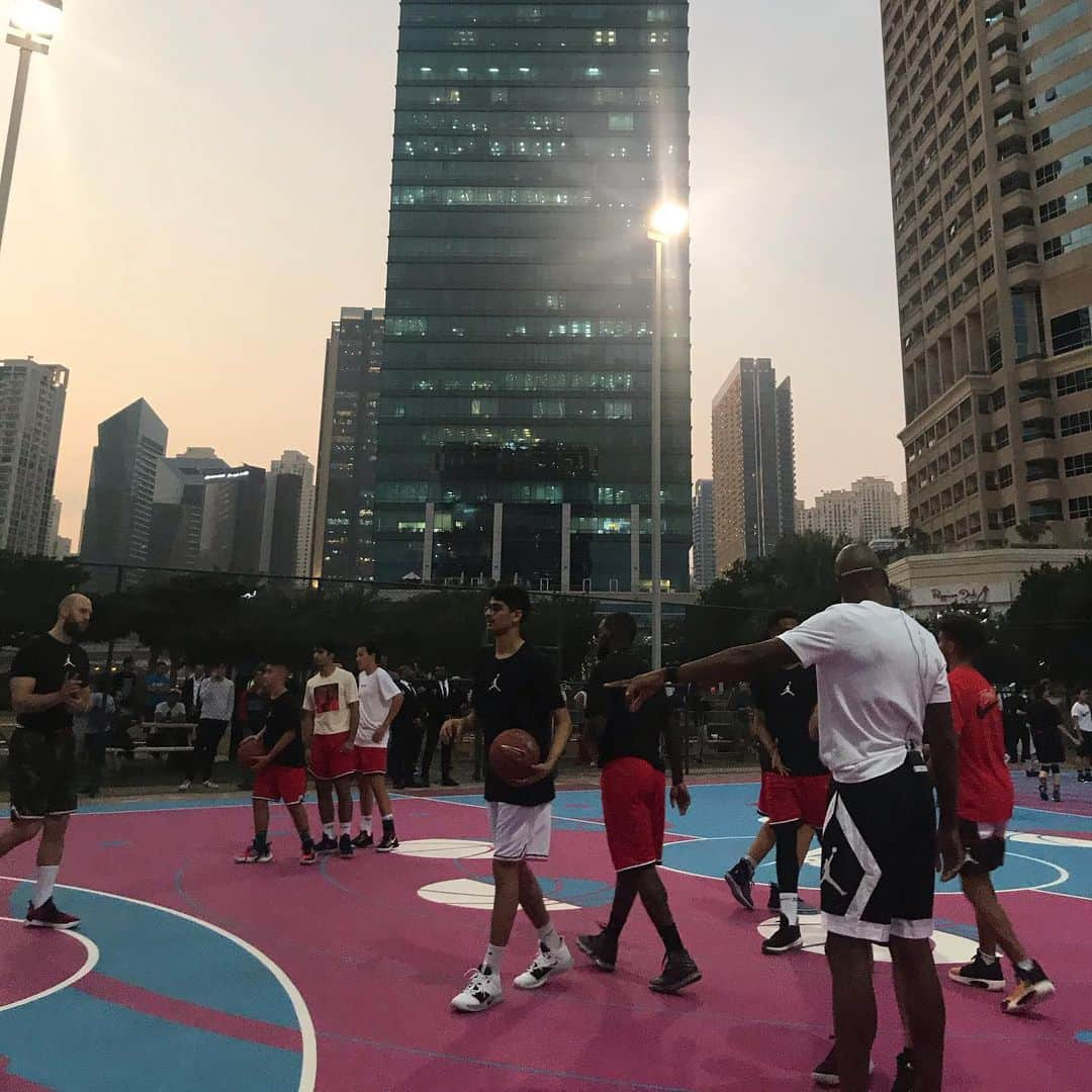 レイ・アレンさんのインスタグラム写真 - (レイ・アレンInstagram)「Dubai! #burjelarab #burjkhalifa @jumpman23 #souk #soledxb #jltcourt #unite #houseofjumpman」12月5日 16時03分 - trayfour