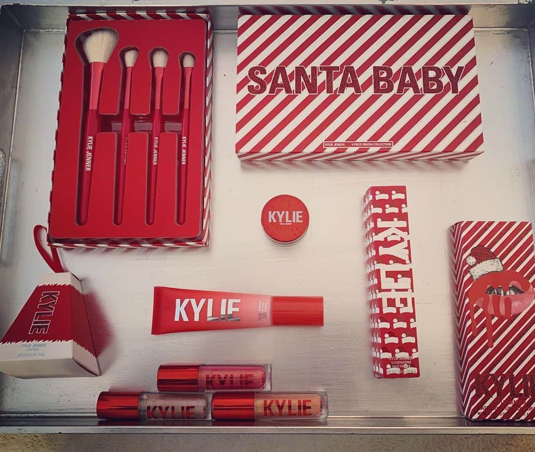 のインスタグラム：「凄く嬉しい事がありました🥰  @kyliecosmetics 様から  いいね！を頂きました❣️🥰😍 同じく  @skims 様からも🤩🤩🤩🤩🤩🤩 これは、嬉しい😊  モノを世の中に紹介する時に、必ず気をつけている事があります。  そのブランドの価値を下げない様にしなくてはならない事です。  ブランドには、必ずブランディングと言うモノがあるからです。  これは、人も同じ事が言えます。  そのブランドが、大事にしているブランディングを崩さないようにするのです。  ブランドの価値を高めて、大事にする思いが必要かなと。。 私が @kyliecosmetics が好きな理由ですが、  先ず、デザイン性が高い事❣️ そして、トレンドを取り入れている事❣️ 何より、肌が滑らかになるアイテムがあって、、 @kylieskin も同様に、沢山の優れたアイテムがあるのです。  なかでも、ボディスクラブは、  発売より、すでに30本は使っています😍  そして、今回のholidayシリーズの中に  illuminating face primer  と言うモノがありました🎄  primerとは。  下地クリームに値するモノです。  柔らかくて、光るクリームです🤩 ファンデーションを塗らない日には、  モイスチャークリームを塗った後に  illuminating face primerを塗って終わりです。  こんな使い方もありですよ。  海外のprimerは、  柔らかいのが多いので、  探索してみてね。  ちなみに、  @kylieskin のボディスクラブは、  男性にも勧めたいな✨✨✨✨ 角質ケアしてね😊😊😊 #肌を綺麗にする方法  #kyliecosmetics」