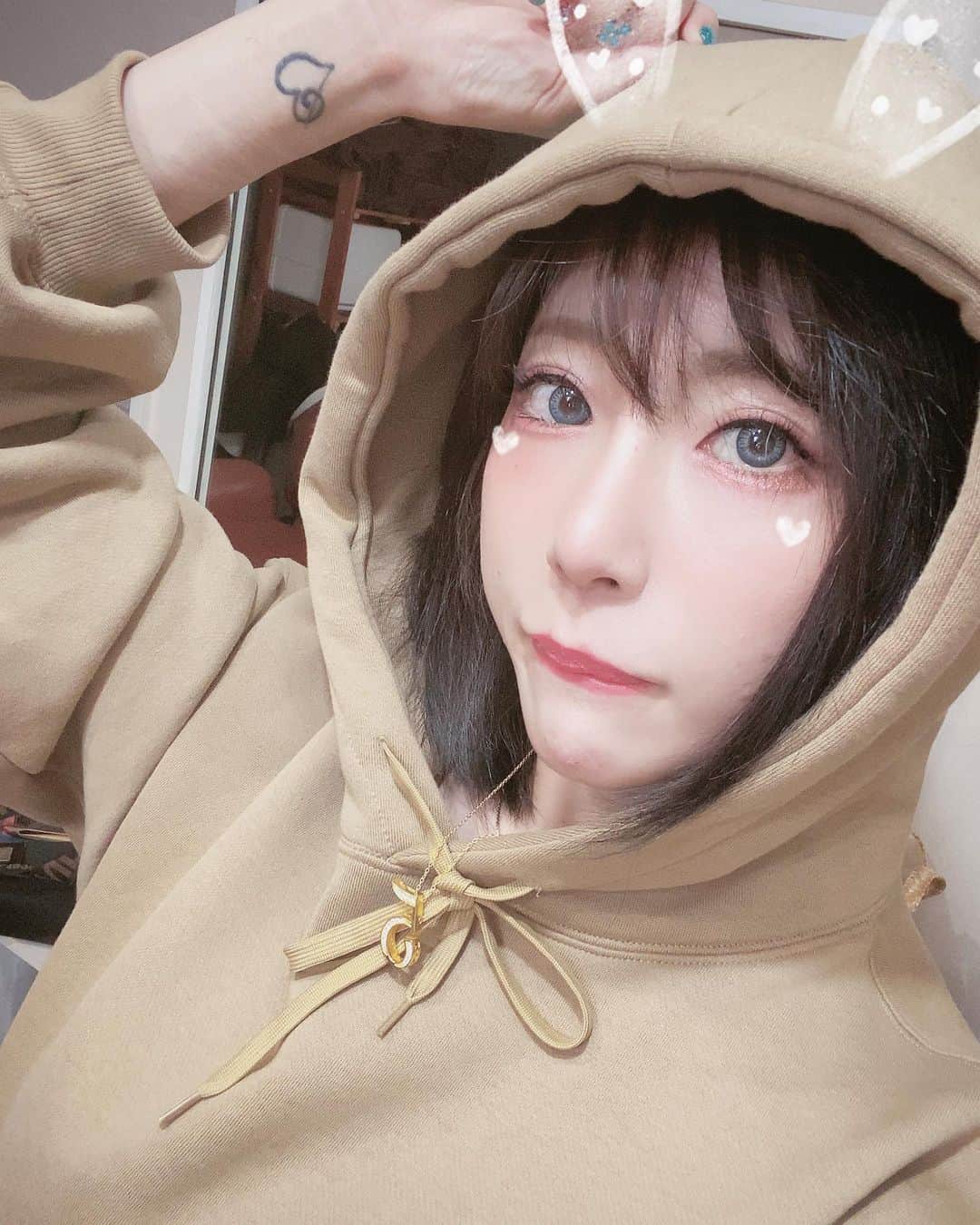 のインスタグラム：「髪の毛染めました！！お任せで^ ^つったら黒くなっとる😂んま、黒の方が落ち着く！！サラサラ〜クレオスさんありがとうございます😊 @creos_1123  #歌舞伎町 #深夜 #朝まで #朝まで営業してる #クレオス #美容室 #」