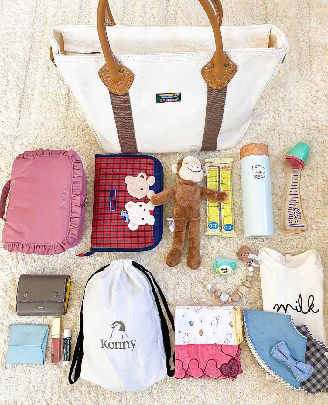 Ayaさんのインスタグラム写真 Ayainstagram 質問があったのでシェア マザーズバックの中身 おむつポーチ おむつ5枚 お尻拭き 母子手帳 固形ミルク2 3本 お湯と水 哺乳瓶2 3本 財布 コニー抱っこ紐 ガーゼとタオル3枚くらい スタイル2枚 着替え2枚ほど