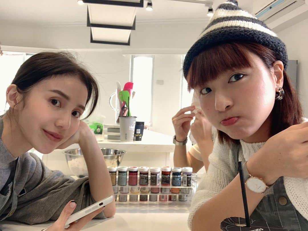 のインスタグラム：「一時興起  那天去 @haesh_baking 做蛋糕時  一直再思考要畫什麼在蛋糕上面 本來想畫Rick and morty 的！  但老師看了之後眉頭一皺🤣 後來我想了很久  最後決定還是畫另一位米西先生好了 邊畫的時候才知道老師剛剛為什麼要眉頭一皺⋯⋯因為在蛋糕上作畫 真的是有夠難的啦!!!!!! 看了一下 @qun_04 峮的蛋糕 再看一下自己的蛋糕  嗯！ （點頭）  我還有很大的進步空間 😹  #下次想試馬卡龍 #meeseeks」