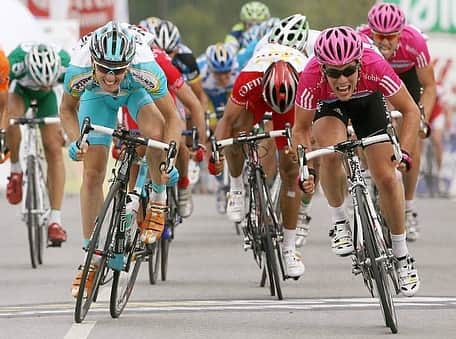 マーク・カヴェンディッシュのインスタグラム：「Throwing back this one. My first ProTour (WorldTour) win. It was at Volta a Catalunya 2007. Was a proper uphill sprint straight off a mad switchback filled descent. 😬🥴 . #tbt #throwbackthursday」