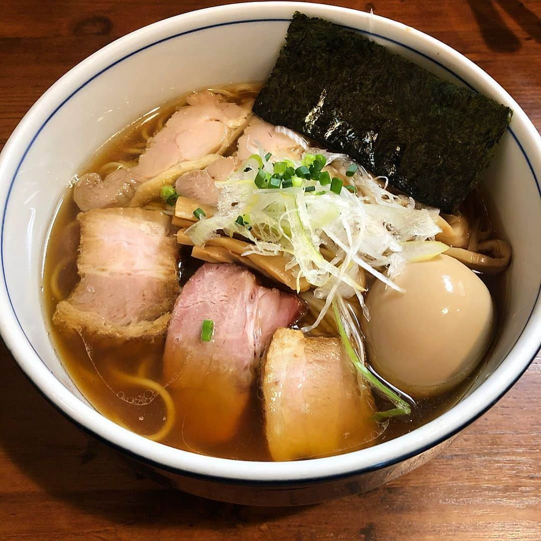 農海姫夏さんのインスタグラム写真 - (農海姫夏Instagram)「大学終わりに ラーメン百名店TOKYOにも選ばれた 学芸大学駅にある#びき屋　へ。 #特製醤油ラーメン を頼みました！ スープは 鳥取大山の鶏ガラ、丸鶏、トンコツ、煮干し、アジ干し、宗田鰹節、サバ節、本節 などと、季節に応じて産地を指定しているものを使用しているそうで、 醤油も静岡県御殿場・天野醤油の丸大豆と甘露醤油と、こだわっていてダシとのバランスがとても良かった🤤 麺は香り高い国産小麦が使用されていて、 ダシのきいたスープと絡ませてたべるとまた違う味に🍜 ご馳走様でした！！」12月5日 16時37分 - hina_noumi