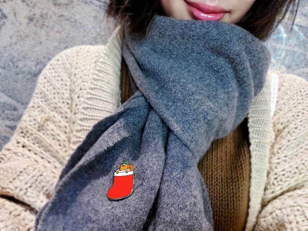 保坂玲奈さんのインスタグラム写真 - (保坂玲奈Instagram)「Ｇ  Ｉ  Ｎ  Ｚ  Ａ 🎄 . 松屋銀座でお買い物に来たよ︎☺︎ . ❄店内外がクリスマス1色になっていて 歩いているだけでうきうきしちゃう😳♡ . リスの"マスクリス"が可愛いくて 独り言で可愛いって呟いてたけど 周りも可愛い可愛いって歩く人みんな 立ち止まって見てた🥺💓 . . ❄"マスクリス"のチャリティーピンバッジが 期間限定で発売されているんだけど、 収益の全てをアジア、アフリカの 子ども達の識字教育、女子教育を支援する 国際NGO"ルーム・トゥ・リード"へ寄付されるみたいで 松屋銀座の取り組みが素敵🥰 チャリティーピンバッジを マフラーにつけてみました♪ . . ❄北欧ギフトやクリスマスケーキも 上質で素敵なものが溢れていて 想像しながら見ているだけで ほっこり幸せな気分になった😳 . . . #松屋銀座 #matsuyaginza #クリスマス #松屋銀座のクリスマス #マスクリス #銀座 #ginza #PR #松屋銀座のクリスマス2019 #ルームトゥリード #チャリティーサンタ」12月5日 16時30分 - __renao_0707