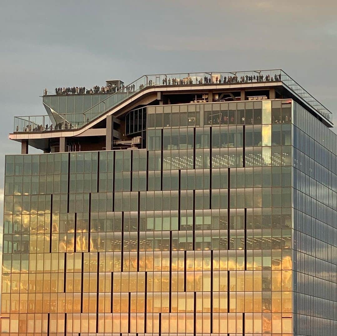 林信行さんのインスタグラム写真 - (林信行Instagram)「今日は絶対に夕焼けがきれいな予感がした。 六本木ヒルズに着く頃には陽が沈む。 渋谷スクランブルスクエアは予約しないと屋上に登れない。 今日オープンの東急プラザ フクラスはエレベーター20分待ちらしい。 ならばと久しぶりにセルリアンのbarに来た。 きれいな夕陽と富士山が見えた。 夕陽が見える側のカウンター、私の指定席にして欲しい。  #MYTOKYOIS BEAUTIFUL AT SUNSET.」12月5日 16時33分 - nobihaya