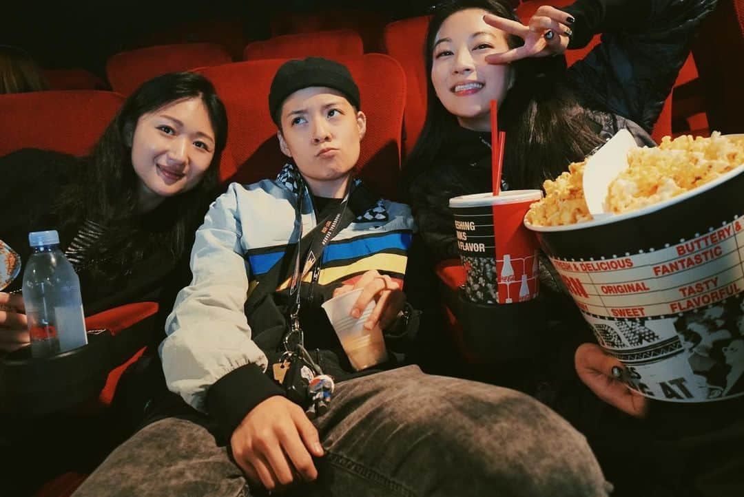 アーデン・チョーさんのインスタグラム写真 - (アーデン・チョーInstagram)「Busy week but took a quick break to watch a movie with the girls. Can Bruni the fire salamander please be real? 🥰」12月5日 16時34分 - arden_cho