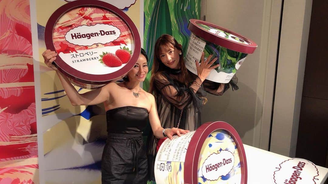 のインスタグラム：「ハーゲンダッツ大ー好き❤️ このサイズ、食べてみたい🤣  #ハーゲンダッツ #美魔女フェス #美魔女 #箕輪玖美」