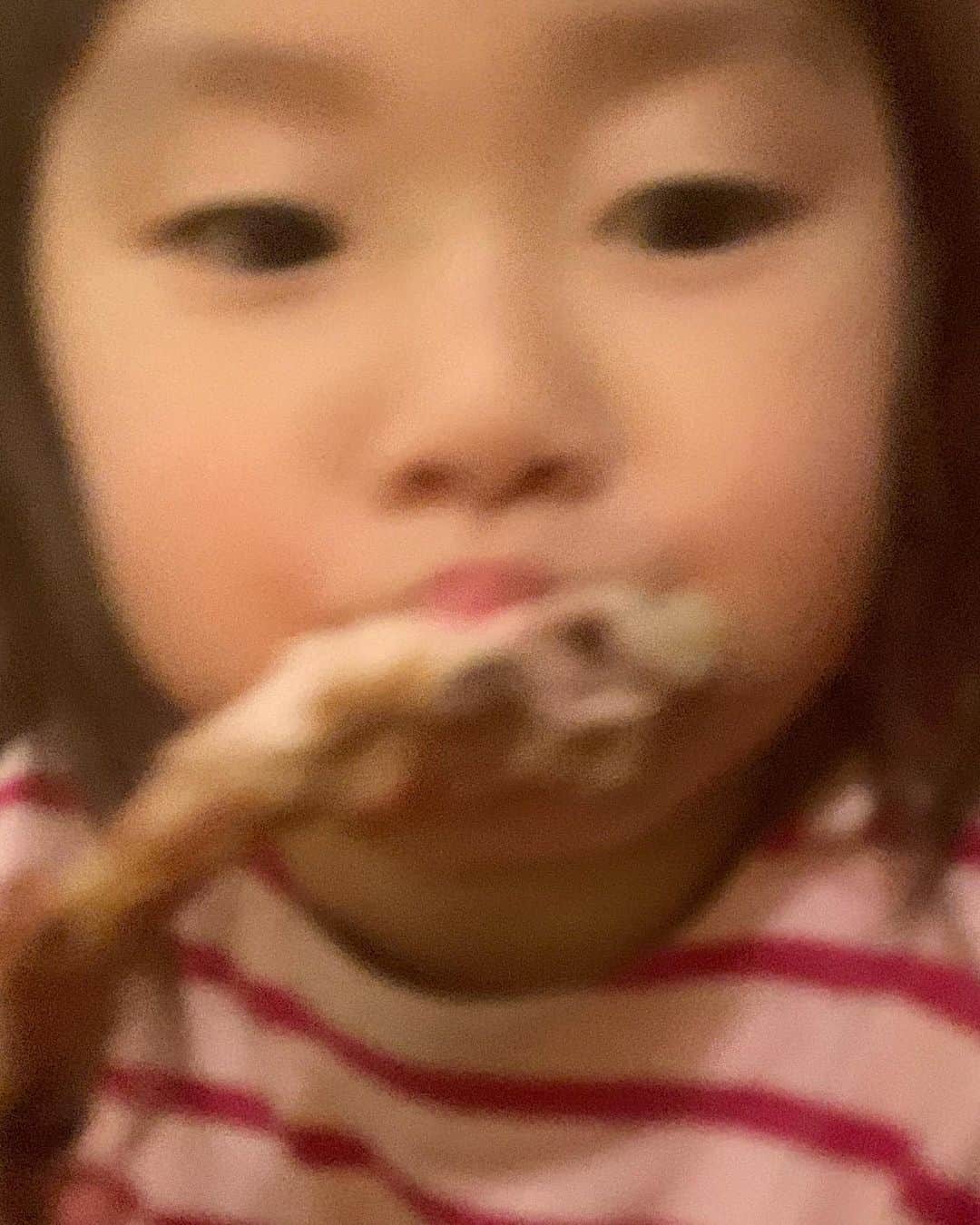 坂本美雨さんのインスタグラム写真 - (坂本美雨Instagram)「#幼児と大きいパン もいいけど 幼児とデカい肉も最高ですよね。 . ある日の #今日のなまこちゃん」12月5日 16時39分 - miu_sakamoto