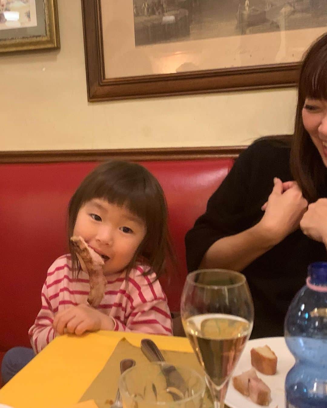 坂本美雨さんのインスタグラム写真 - (坂本美雨Instagram)「#幼児と大きいパン もいいけど 幼児とデカい肉も最高ですよね。 . ある日の #今日のなまこちゃん」12月5日 16時39分 - miu_sakamoto