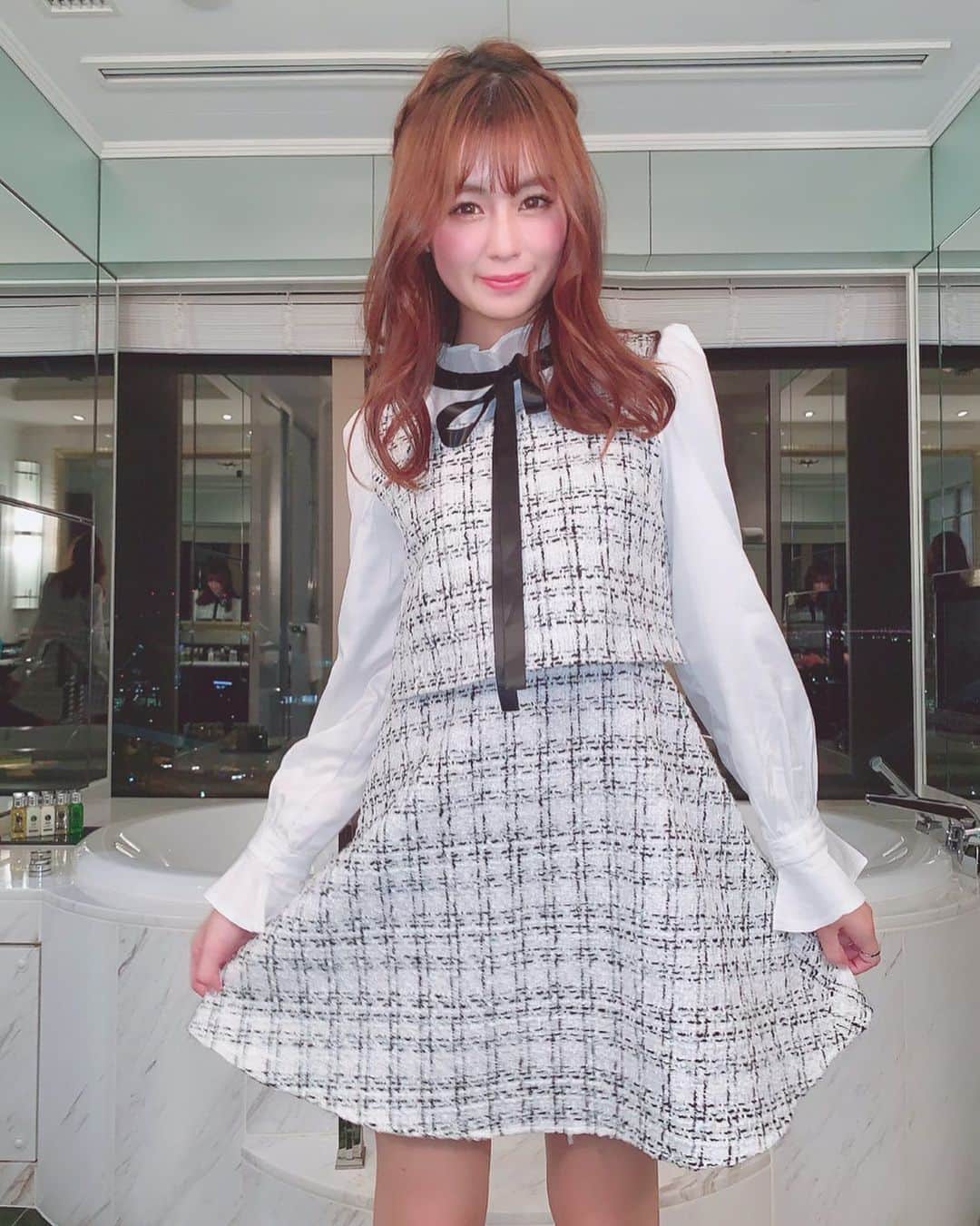 のインスタグラム：「昨日は東京ベイコート倶楽部でNexusの忘年会でした✨✨ ワンピース➯➱➩ @selectshop_lumignon  すごく可愛いワンピース🥺💞 #レースクイーン #アイドル #ワンピース #ドレス #オシャレ #ファッション #韓国 #韓国ファッション #rq #idol #onepiece #fashion #korea #selectshop #love」