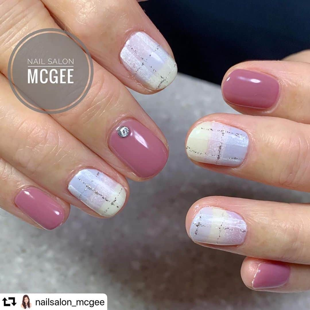 LEAFGEL PREMIUMさんのインスタグラム写真 - (LEAFGEL PREMIUMInstagram)「. リーフジェルプレミアムエデュケーター 池内由美先生 @nailsalon_mcgee の デザインをご紹介します🤗💕 . 新色#156 ダブニー・モーブを 使用してくださっています😆✨ . この季節のデザインとも相性抜群な大人カラー💅 ぜひぜひお試しください☺️☺️ . #repost @nailsalon_mcgee ・・・ . 𝒃𝒍𝒂𝒏𝒌𝒆𝒕 𝒏𝒂𝒊𝒍♡ . . ふんわりチェックの ブランケットを 新色＃156と合わせてꉂ☻ᵎᵎᵎ . . ⋈リーフジェル ＃002.＃068.＃097.＃313.＃452.＃805. . . . ご予約・レッスンのお問い合わせは LINE@にて受付中 LINE ID →【@tff3366p】 @も含めて検索◡̈⋆* . . . #リーフジェルプレミアム #leafgelpremium #ネイルサロンマクギー #nailsalonmcgee #nail#nailsalon  #nailart#nailist#美甲#指甲 #ネイル#ネイルサロン #ネイルデザイン#ネイルアート #かわいい#大人上品ネイル #冬ネイル#オフィスネイル #チェックネイル #ブランケットネイル #フィルインサロン #リフィル #マシンケア #田町ネイルサロン #芝公園ネイルサロン #港区ネイルサロン #プライベートネイルサロン」12月5日 16時39分 - leafgel_premium