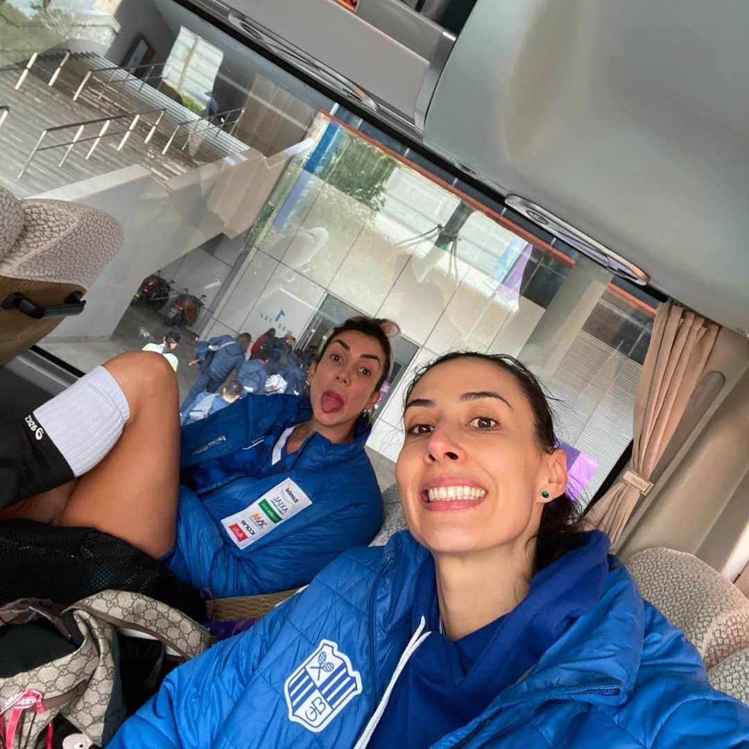 シェイラ・カストロさんのインスタグラム写真 - (シェイラ・カストロInstagram)「Sorriso para alguns e língua para outros!!! 😁😛#Shaoxing #mundialdeclube #mtcvolei #paredaoazul #itambe」12月5日 16時54分 - sheillacastro