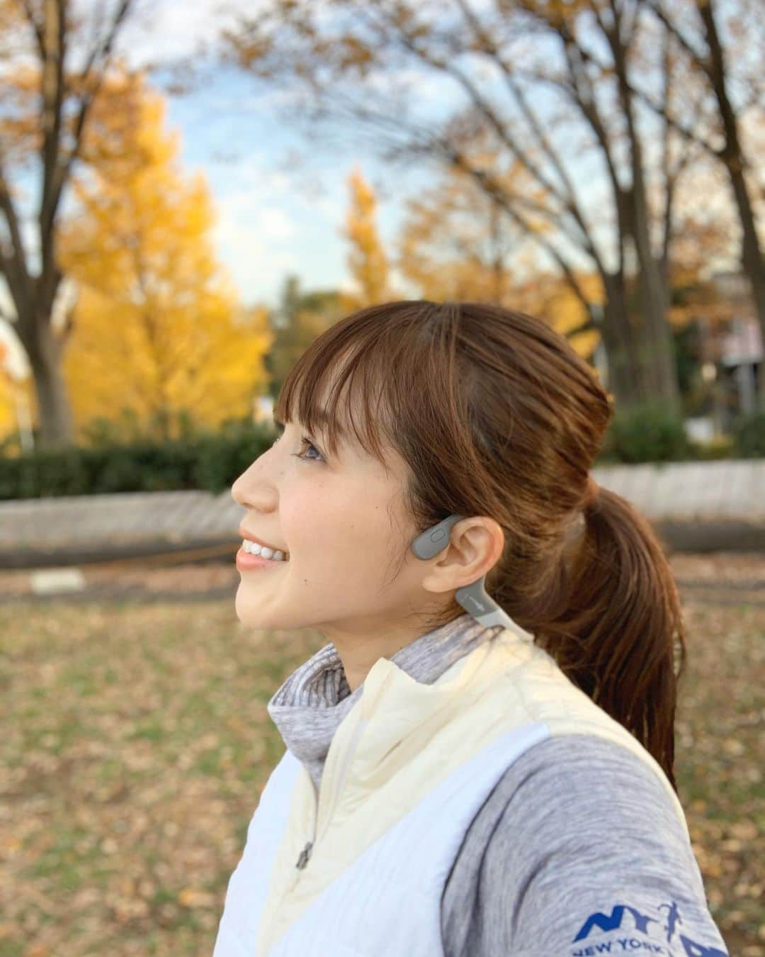 鈴木莉紗さんのインスタグラム写真 - (鈴木莉紗Instagram)「筋トレからの10kmジョグ＋流し100m×2、200m×1🏃‍♀️ 最近は体調がとても安定しているので、以前のようにあまり日を空けずに走れるようになってきました✨ ・ 思うように走れず休んでるときでも、フィジカルトレーニングは怠らなかったので、カラダがきちんと反応してくれます。 以前は加圧トレーニングのみでしたが、通常のウェイトトレーニングにもチャレンジしています。 両方経験すると指導の幅がグッと広がるのを実感✨ ・ 故障はしていないし、走るのを嫌いになったり、やめてもいません。 ・ 来期のマラソンでサブスリーに返り咲くために調子を考慮しながら、しっかりトレーニングします☺️ ・ ジョギングのお供は安室ちゃん💗 いつまでも安室ちゃんみたいにカッコよくいたいな✨ #running #ランニング女子 #サブスリー #サブスリー達成への道  #garmin #ランニングウォッチ #foreathlete245music #newbalance #ランニングシューズ #fuelcellpropel #ランニングタイツ #reric #ワイヤレスイヤホン #aftershokzjp  #shokzstarjp #shokzsquadjp  #安室ちゃん大好き #安室奈美恵  #筋トレ #筋トレ女子 #筋肉は裏切らない #フィットネス女子 #フィットネス #加圧トレーニング  #パーソナルトレーニング」12月5日 16時49分 - suzuki__lisa