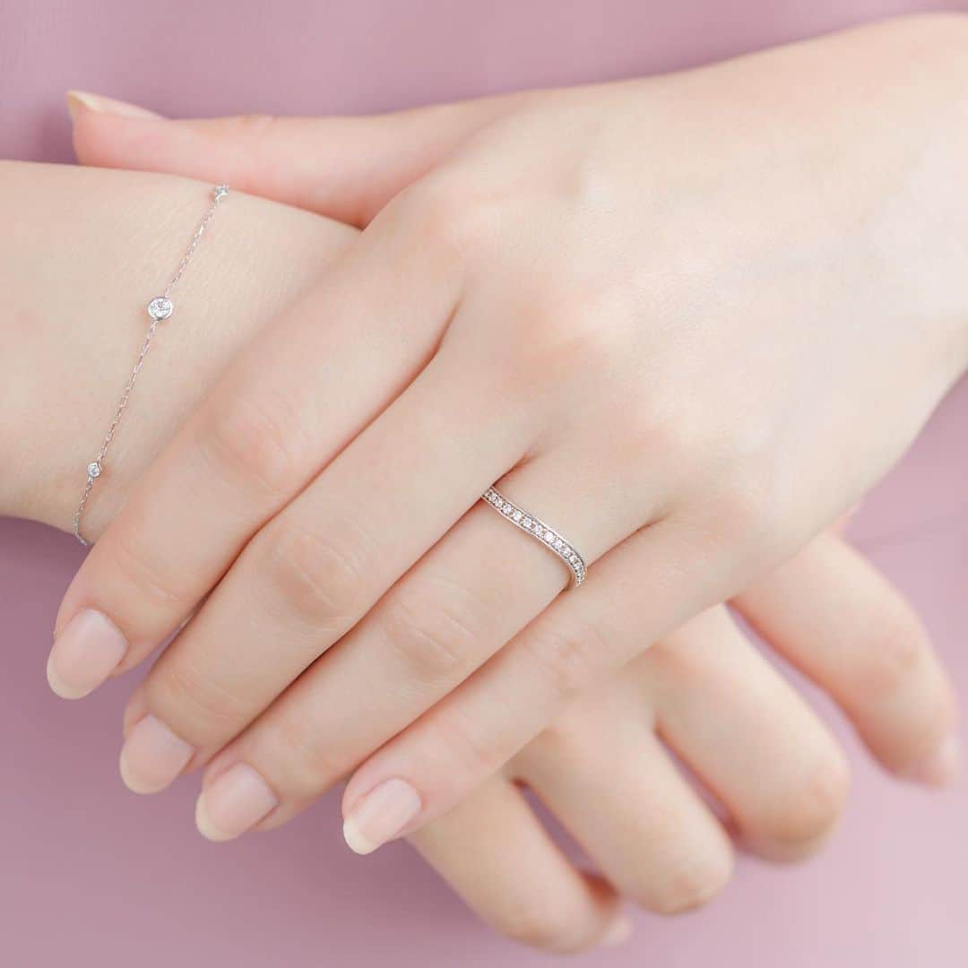 婚約・結婚指輪のI-PRIMO（アイプリモ）公式アカウントさんのインスタグラム写真 - (婚約・結婚指輪のI-PRIMO（アイプリモ）公式アカウントInstagram)「* 【愛するあの人へ、最高の笑顔と煌めきを】 ゆるやかなウェーブラインに敷き詰められたメレダイヤモンドの輝きが美しい『トリトーネ』。上質なダイヤモンドの煌めきが気品あふれるブレスレット『ピコレ サークル』を添えて、大切なあの人へ想いを届けます。 ⠀ エタニティリング：トリトーネ #アイプリモ_トリトーネ ブレスレット：ピコレサークル #アイプリモ_ピコレサークル * #iprimo #アイプリモ #婚約指輪 #結婚指輪 #ブライダルリング #エンゲージリング #マリッジリング #エタニティリング #プレ花嫁 #結婚準備 #婚約 #結婚 #令和婚 #2019冬婚 #2020春婚 #wedding #bridal #bridaljewelry #happywedding #rings #bridalring #marriagering #engagementring #diamond #日本中のプレ花嫁さんと繋がりたい #ブレスレット」12月5日 16時51分 - iprimo_official