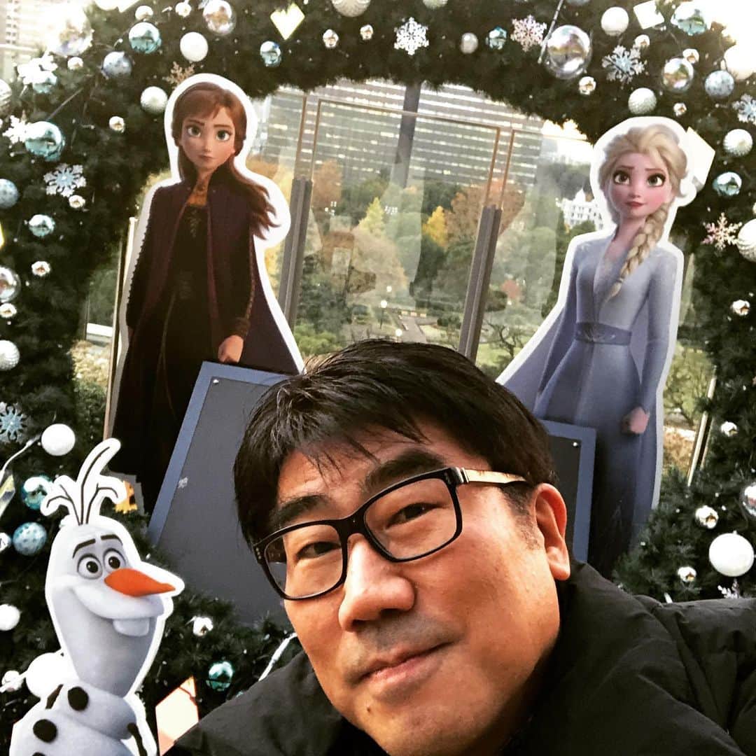 亀田誠治のインスタグラム：「日比谷でアナ雪2を観ました！吹き替え版と字幕版の両方制覇したよ。日本語と英語、J-POPと洋楽の両方にいいとこあるよね！😉 #アナ雪2」