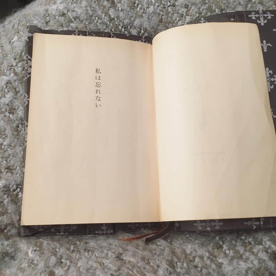石崎佳代子さんのインスタグラム写真 - (石崎佳代子Instagram)「📙 有吉佐和子さんの本は ほとんど読んでいるのですが たまーに まだ読んでいないものを見つけると 嬉しくなります😊 . 古風で美しい日本語での会話が素敵 丁寧な情景描写が素晴らしい 一番リピートしているのは 「芝桜」です。 . #新幹線のお供  #有吉佐和子 #本 #読書記録」12月5日 16時57分 - kayoko_ishizaki