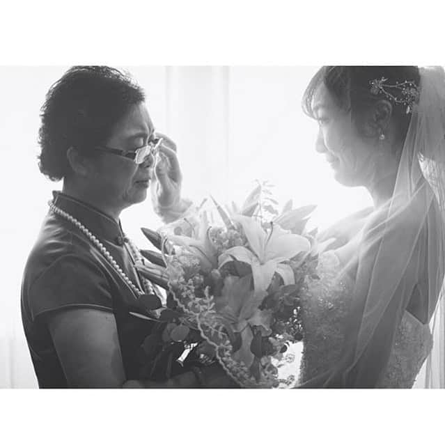 ホテルモントレウェディング【公式】 のインスタグラム：「♥ #montereyweddingstories2019 ￣￣￣￣￣￣￣￣￣￣￣￣￣￣￣￣ ＊＊＊5p／30p＊＊＊ . しんみりするのは苦手だから 明るく明るくとふるまっていたけど、、、 . 母の涙は反則だよ。。。 我慢できずに涙が溢れだした。 . @montereyweddingをフォローして 『 #モントレ花嫁 』『 #ホテルモントレ』の タグをつけて投稿してくださいね＊*. . ♡ @callmed0d0 さまよりお写真リグラム♩ . ◆ホテルモントレ公式HPはこちら* https://www.monterey-wedding.jp . #モントレ #モントレ花婿 #プレ花嫁 #卒花 #marry花嫁 #dressy花嫁 #farnyレポ #プラコレ ﻿#maricuru #dressy花嫁 #日本中のプレ花嫁さんと繋がりたい #ウエディングニュース #flower #ウェディングドレス #dress #結婚式 #披露宴 #結婚式場 #2019年秋婚 #2019年冬婚 #2020年春婚 #2020年夏婚」