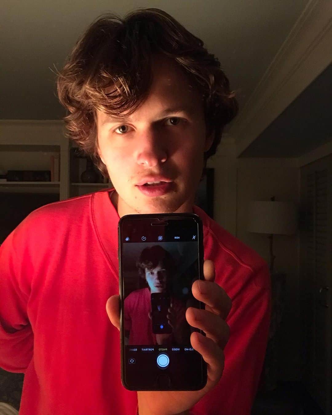 のインスタグラム：「Hello.」