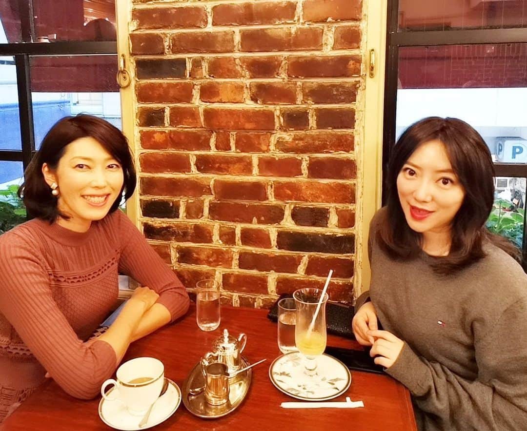 のインスタグラム：「ウォーキングスタイリスト清水春名です。  中国の有名美容家のcocoさんと久しぶりにお会いしました😊。美容をメインに（美容クリニックを銀座で経営されたり）、女性が美しくなるため、収納や骨格診断等、多くのコンテンツを中国で提供されています。  今は東京と中国を行き来されていて、今月はもう3往復だとか💦すごいバイタリティ！いつも元気を頂いてます😊  中国は一度行ってみたいなぁ。 #ウォーキングスタイリスト清水春名 #モデルインストラクター協会  #清水春名 #ウォーキング講師 #モデル講師 #ウォーキングインストラクター  #中国  #美容 #ケラシヤクリニック」