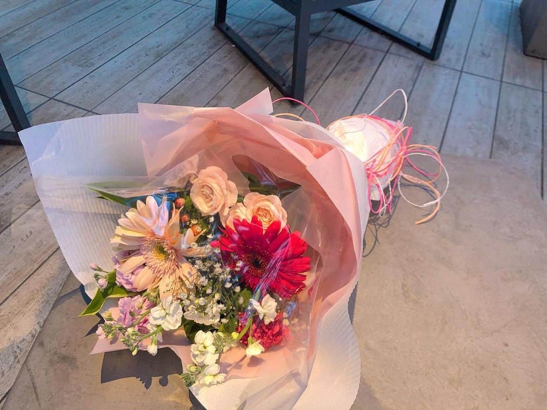 のインスタグラム：「お世話になりすぎている @4meee_com の風子ちゃん (@fuuu_ko0716 )に 結婚お祝い花束をいただきました🥺💕 . . 嬉しいし可愛いし 早速お家に帰って花瓶へ💐 こんな気遣いのできる素敵な女性になりたい✨✨✨ (同い年なのに素敵女子尊敬😂) . . #4meee #プレ花嫁 #花束 #ブーケ #flower #bouquet  #lamourfleurissent #wedding #mariage #bridal #mariee #weddingdress #robedemariee #flowers #fleurs #weddingflower #fleurdemariage #weddingbouquet #bouquetdemariage #flowerarrangement #artificialflower #挙式 #海外挙式 #ブライダル #ウェディングドレス #前撮り #花束 #ブーケ #フラワーアレンジメント #アーティフィシャルフラワー」