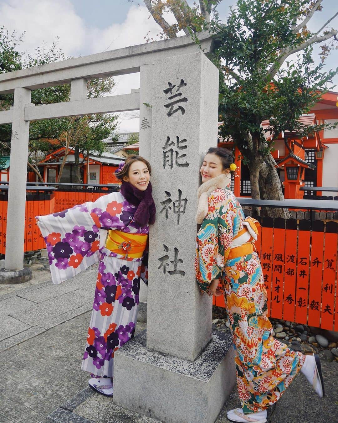 紀卜心さんのインスタグラム写真 - (紀卜心Instagram)「來到車折神社裡面很有名的「芸能神社」﻿ 這裏是日本很多藝人會來祈福事業順利的地方  我們也來大拜特拜希望工作業配接不完哦😜 ﻿ 另外還買了才色兼備御守、金滿美麗巧克力🤣(到底是多想變美)﻿ ﻿ #日本#京都#車折神社#芸能神社」12月5日 17時07分 - eatzzz7