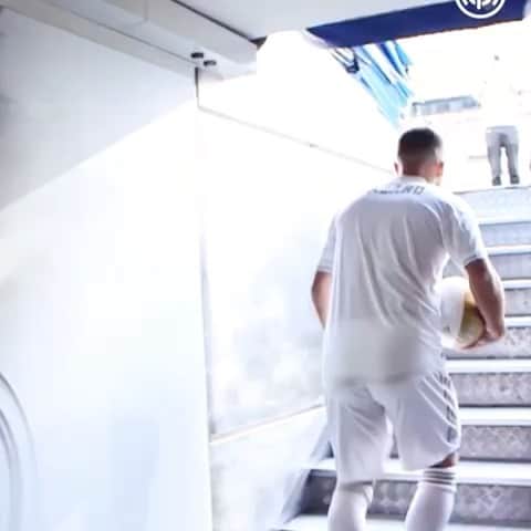 エデン・アザールのインスタグラム：「Cette année encore, je soutiens l’opération @vivaforlife en Belgique. Je mets aux enchères un match à Madrid pour 2 personnes que j’aurai le plaisir de rencontrer. Soyez généreux pour les enfants 🧡 @vivaforlife @ophelie.fontana #onestensemble 👍🏿」