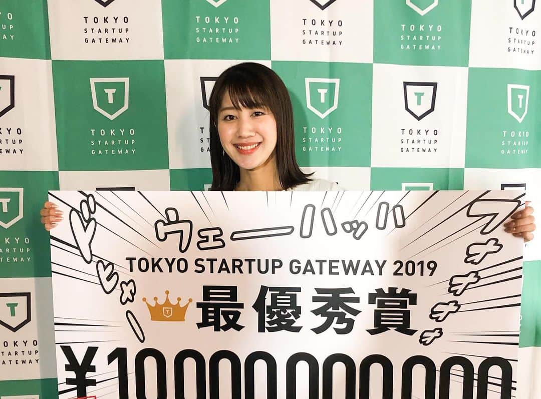 Yuri Sakuraiさんのインスタグラム写真 - (Yuri SakuraiInstagram)「: 先週末、東京都の主催する 国内最大級のビジネスコンテスト、 Tokyo Startup Gateway2019 Finalの 会場リポート、ライブ配信の司会を やらせて頂きました！ : 一昨年は総合司会、 去年は会場リポート、 そして、今年も関わらせて頂け、 素敵なお仕事をさせて頂きました！ : テクノロジーのアイデアで、 東京から世界を変えるアイデアを募集し、 過去最高の1803件から、 ファイナリスト10名が選ばれグランプリを 決める東京都が力をいれる大会！ : 今年も、300人を超えるお客様や、 小池百合子東京都知事や、 鈴木おさむさんなど、 社会を作る方々が審査員となる大きな大会！ : 物事を形にしようとする熱量、アイデア、 苦悩など毎年刺激をいただくこの大会です！ : Facebookの大会公式ページから イベントの様子、ご覧いただけます☆ : そして、今年から正式にライブ配信で 会場の様子をリアルタイムで発信する。 というものが東京都が導入し、 まだ誰もやってなかったライブ配信が 始まった頃から、菊池さん（ @kiku_tokyo ）が、 会場に来れない方にもその様子を伝え、 イベントを何倍もの方に届けられたり、 次のプロモーションになったりと、 この可能性をずっと伝え続けてきてくれたことでした！ : そんなんやってどうなるの？？ 何て声を頂くこともあったり、 皆で悔しい思いもしてきたけど、 菊池さんが模索しながら形作って来たことで こうしてお仕事に繋がってることが 本当に嬉しいです！ : #ビジネスコンテスト #ライブ配信#東京都#tsg#司会#MC#生配信#リポーター#レポーター#ファイナリスト#桜井有里#165cm」12月5日 17時10分 - yuri_sakuraiii