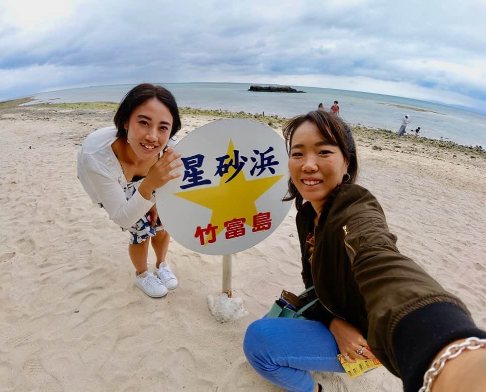 加藤未唯さんのインスタグラム写真 - (加藤未唯Instagram)「竹富島🌺 3時間の自転車の旅🚲 星の砂は見つけられませんでした•*¨*•.¸¸☆*･ﾟ 海もお花も綺麗でした🌸✨ 去年もブランコやったよね〜 #竹富島 #沖縄  #完全に小人 #巨人と小人の旅」12月5日 17時10分 - miyukato1121