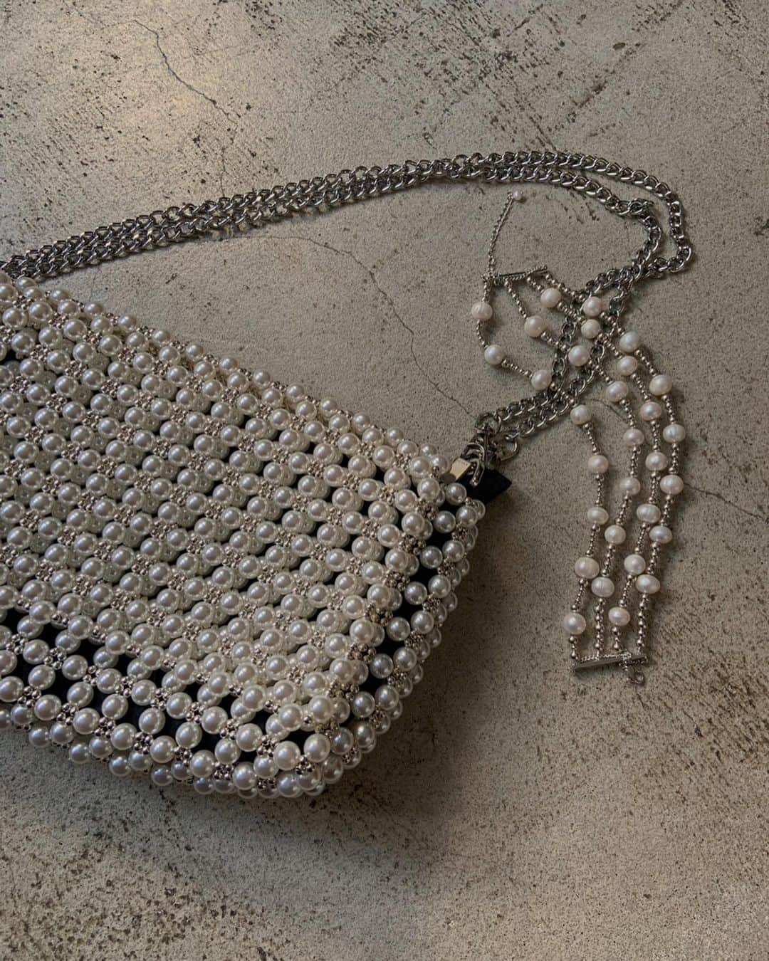 Ameri vintageさんのインスタグラム写真 - (Ameri vintageInstagram)「12.06(fri)12:00. PEARL FLAP BAG PEARL SPIN ROUND NECKLACE will be released by online. . #ameri #amerivintage #shopping #fashion #japan #pearl #bag #accessories」12月5日 17時28分 - amerivintage