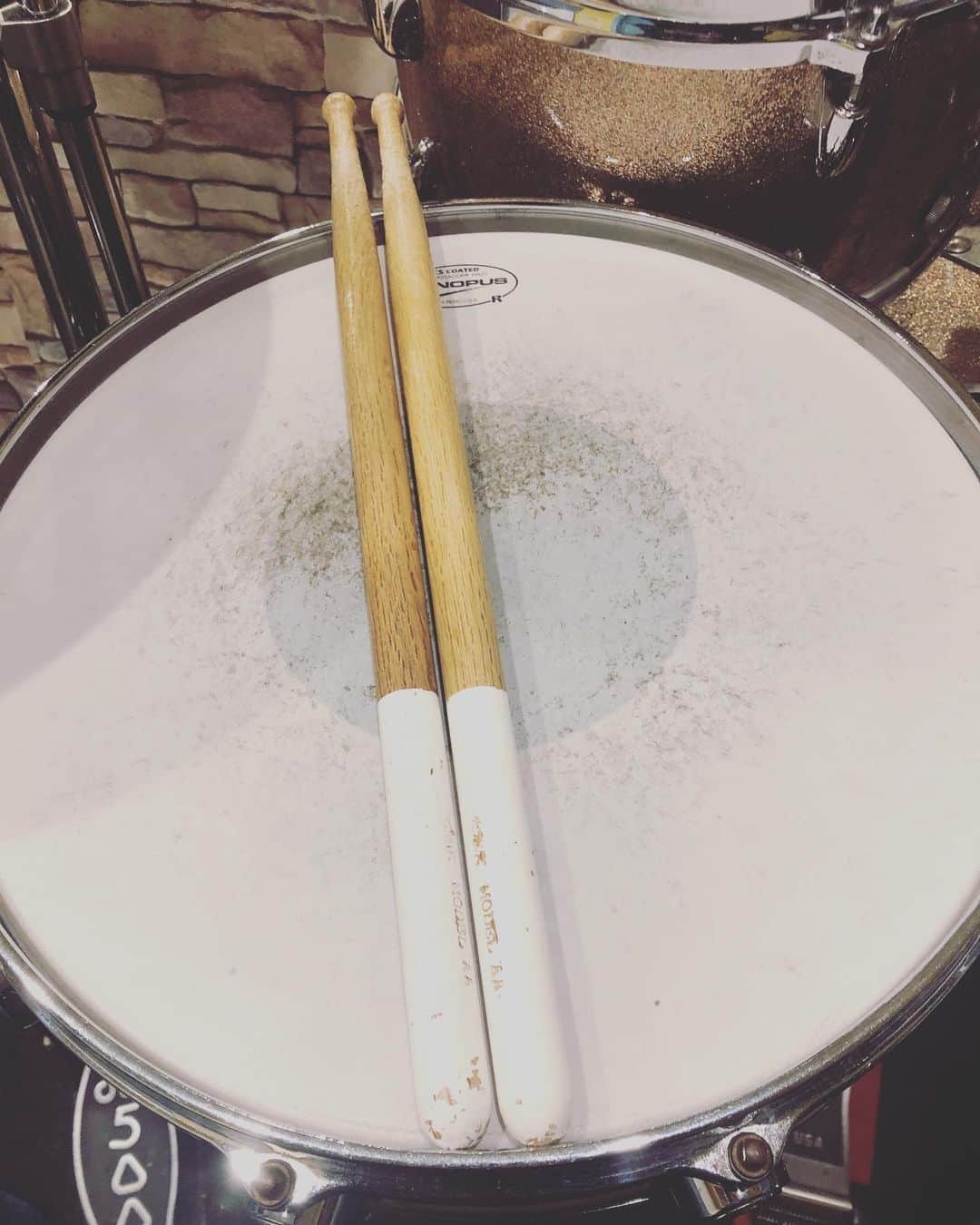 吉澤響のインスタグラム：「曲覚え。叩かずとも体に入るならどれだけ楽かと思うけど、叩きながら覚えるところにおもしろみを感じてるふしもあるので、暗記パンとかあったとしても叩いて覚える気がする。」