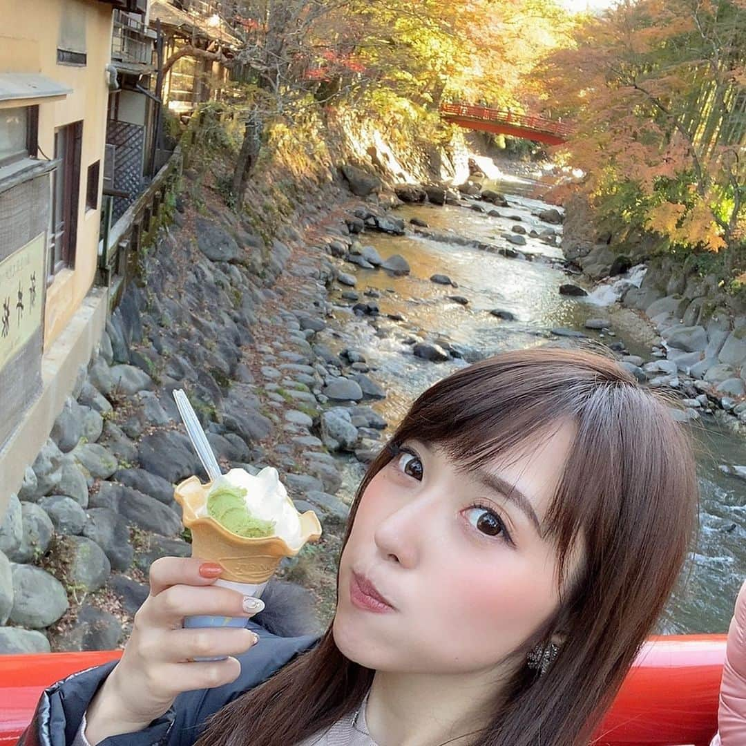 岡英里さんのインスタグラム写真 - (岡英里Instagram)「温泉行きたい‼️行こう‼️と思いつきで修善寺温泉に一人旅してきたよ🚄♨️ . . 修善寺近辺を散策して食べたかった生わさびソフトクリーム🍦食べられて大満足でした🤤💓 . . 竹林の小径のところで外国人観光客グループの写真撮ってあげたら　その後プリティプリティ！写真撮らせて！と、なぜかみんなこっちにカメラ向けてて私のこと撮影してた😂優しいジャパニーズいたから記念にって感じなのかな？笑笑　よく撮れてたから写真貰えばよかった…😣 . . お寺も神社も行けたし足湯まで経験できてまさにザ・観光✨時期的にも紅葉してたし綺麗だったなー🍁 . . あ、もみじ林行くの忘れてた😱 . . #修善寺 #修善寺温泉 #竹林の小径 #静岡 #静岡観光 #静岡旅行 #静岡グルメ #生わさびソフトクリーム #🍦 #紅葉 #紅葉 #観光 #温泉 #温泉旅行 #温泉旅 #おひとりさま #一人旅女子 #一人旅 #オススメ #おすすめ #リフレッシュ #気分転換 #温泉 #大好き #温泉好き #♨️」12月5日 17時27分 - okaeri0424