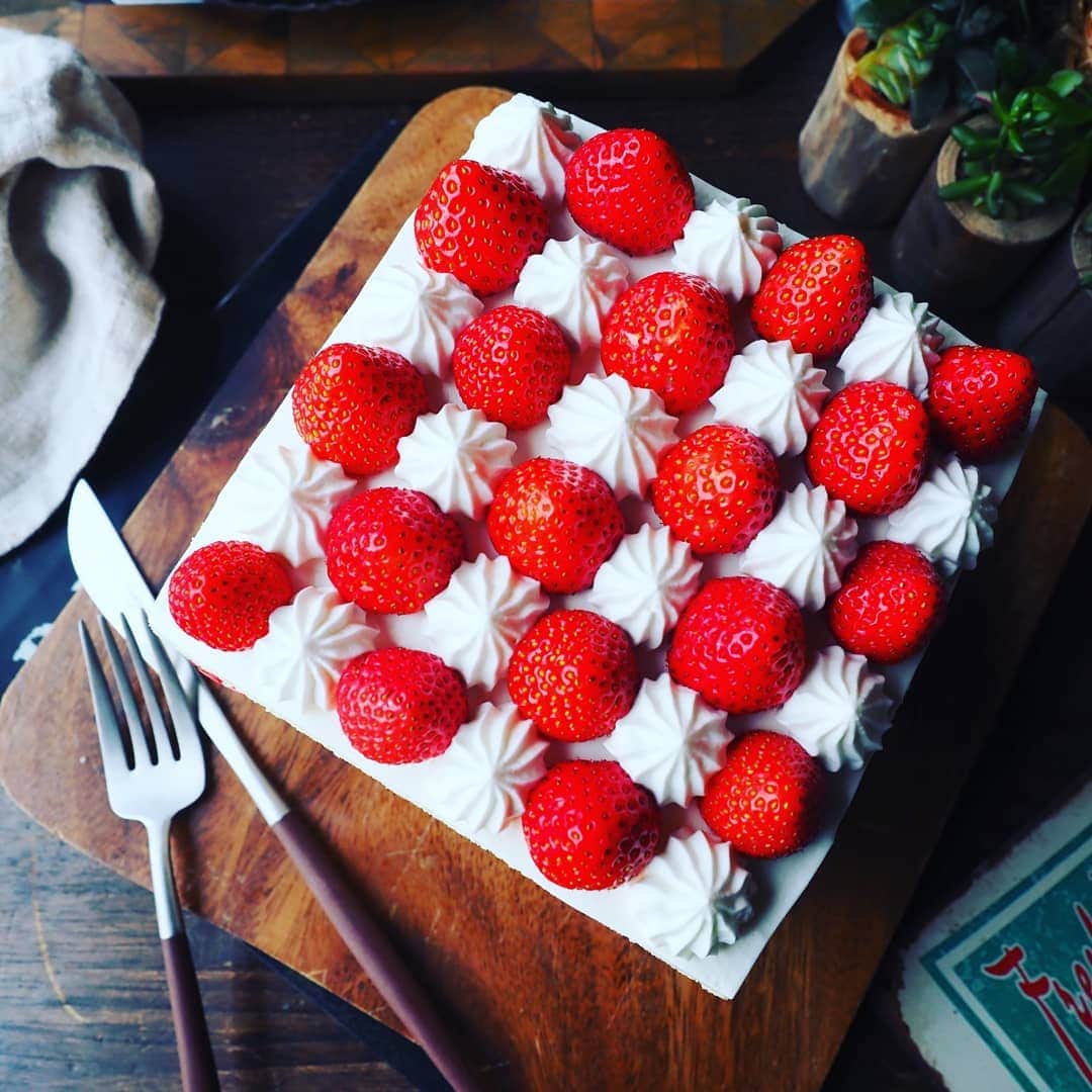 Michiko Maedaさんのインスタグラム写真 - (Michiko MaedaInstagram)「クリスマスケーキにも🎄✨ どっさりいちごのスクエアケーキ🍓 ※※※※※ ※※※※※ #スクエアケーキ#いちごショート #いちごケーキ#クリスマスケーキ #お誕生日ケーキ#クリスマス #デコレーションケーキ #christmascake#birthdaycake  #いちご#苺#strawberry #また１つ歳を重ねました  #素敵な1年にしたいと思います #いつもほんとにありがとうございます💝 #レシピは後程ブログにて #IGersJP#IGersjp#IGersj#クッキングラム#デリスタグラマー#おうちごはんlover #lin_stagrammer#kurashiru#クッキングラム#クッキングラムアンバサダー#クオカ#エルグルメ#フーディーテーブル」12月5日 17時30分 - shana.mama