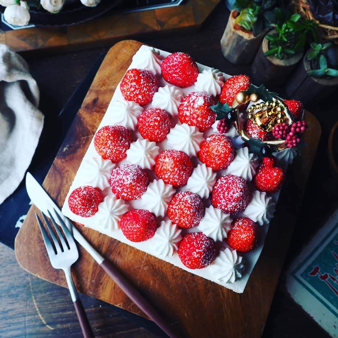 Michiko Maedaさんのインスタグラム写真 - (Michiko MaedaInstagram)「クリスマスケーキにも🎄✨ どっさりいちごのスクエアケーキ🍓 ※※※※※ ※※※※※ #スクエアケーキ#いちごショート #いちごケーキ#クリスマスケーキ #お誕生日ケーキ#クリスマス #デコレーションケーキ #christmascake#birthdaycake  #いちご#苺#strawberry #また１つ歳を重ねました  #素敵な1年にしたいと思います #いつもほんとにありがとうございます💝 #レシピは後程ブログにて #IGersJP#IGersjp#IGersj#クッキングラム#デリスタグラマー#おうちごはんlover #lin_stagrammer#kurashiru#クッキングラム#クッキングラムアンバサダー#クオカ#エルグルメ#フーディーテーブル」12月5日 17時30分 - shana.mama