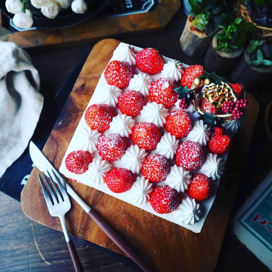 Michiko Maedaさんのインスタグラム写真 - (Michiko MaedaInstagram)「クリスマスケーキにも🎄✨ どっさりいちごのスクエアケーキ🍓 ※※※※※ ※※※※※ #スクエアケーキ#いちごショート #いちごケーキ#クリスマスケーキ #お誕生日ケーキ#クリスマス #デコレーションケーキ #christmascake#birthdaycake  #いちご#苺#strawberry #また１つ歳を重ねました  #素敵な1年にしたいと思います #いつもほんとにありがとうございます💝 #レシピは後程ブログにて #IGersJP#IGersjp#IGersj#クッキングラム#デリスタグラマー#おうちごはんlover #lin_stagrammer#kurashiru#クッキングラム#クッキングラムアンバサダー#クオカ#エルグルメ#フーディーテーブル」12月5日 17時30分 - shana.mama