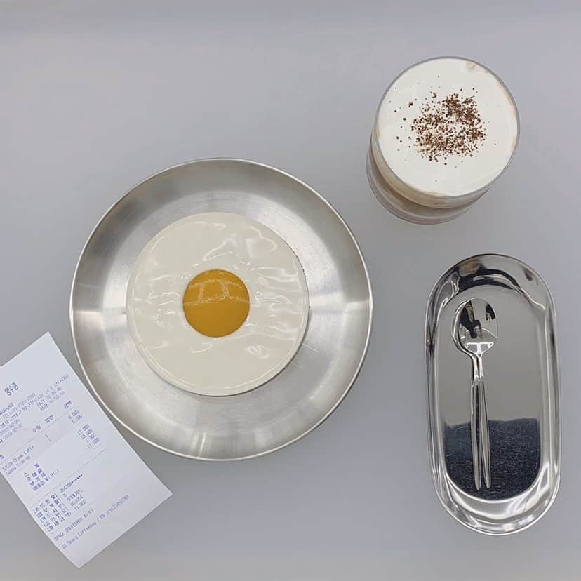 のインスタグラム：「#韓国カフェ ㅤ 韓国早く行きたいな今月行く予定だったのになくなったけん来月は絶対行きたい🥶 ㅤ ここは一番お気に入りのカフェspacecoffeeboy ㅤ 目玉焼きみたいなプリンが可愛くて仕方ない🍳 ㅤ 2枚目の写真は毎日使っとる韓国のスキンケア商品🇰🇷 ㅤ 韓国だけじゃなくて日本のロッテ免税店でも買えるよ🐥❤️ ㅤ 40周年記念のキャンペーンもやってるらしい！  東京銀座店はウィンターバーゲン中らしいけん行ってみてね☃️ ㅤ #lottedutyfree #LDF #ロッテ免税店 #韓国旅行 #韓国ショッピング #ロッテ免税店銀座 #LOTTEDUTYFREEGINZA #sponsored #おしゃれカフェ #カフェ #カフェ巡り #韓国グルメ #cafe #おしゃカフェ」