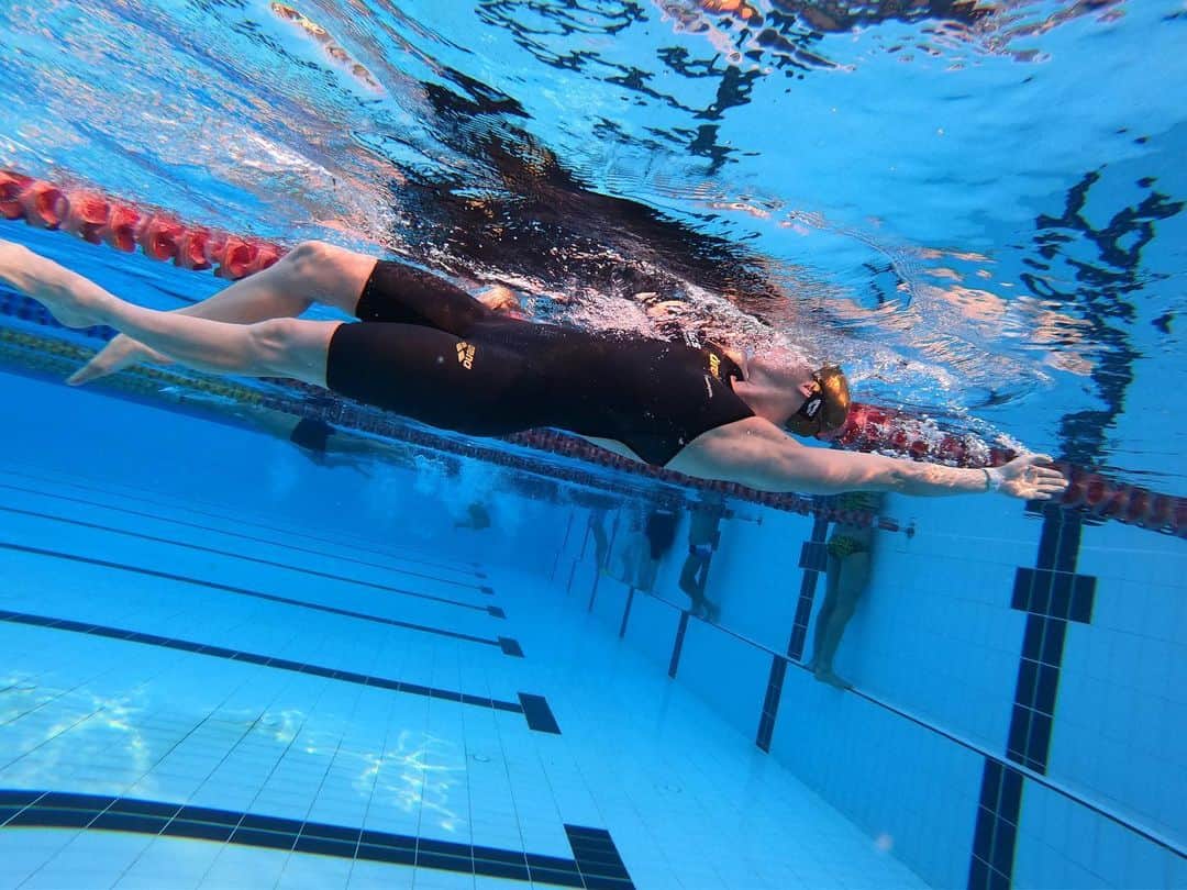 エミリー・シーボームのインスタグラム：「Thank god it’s Thursday!  #goldcoast #goldenhour #swimming #water #arena」