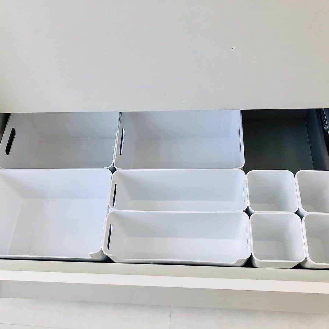akaneさんのインスタグラム写真 - (akaneInstagram)「2019.12.5 .  @nitori_official さんのモニター企画で収納セットを頂いたので、色々収納プラン考えてみました♪ .  キッチンカウンターの引き出しの中で使ったのは、ニトリでも人気のキッチン収納アイテム『ブラン』 .  最近リニューアルし、前は角が丸みを帯びていましたが、よりスクエアになり、  無駄なくスペースを使えるようになりました🎶 .  更にスタッキングが出来、スライドも出来るので、重ねても下のケースが取りづらいと言うこともなく、  高さを有効活用出来ます😆👏 . . 整理トレーはS.M.Lとあり、S2個でM、S3個でLと同じ縦の長さになっているので、  組み合わせがしやすいモジュールも嬉しいです！ . . また『縦横伸縮整理トレー WH Nブラン』  はその名の通り、縦横両方に伸縮するので、どんな引き出しにもピッタリ収まります👌 .  そしてお菓子を入れていたIH下収納は、今まではザックリとボックスで分けていましたが、  細かいお菓子類はバラバラになりがち💦 .  同じくニトリで人気の『整理バスケットWH Nブラン』S.Mと『整理バスケットツールスタンド  WH Nブラン』を使って、細かく仕切ったところ、取りやすいし在庫が把握しやすくなった🙌 . .  ツールスタンドはアメや小さいお菓子を入れて置くとこのままテーブルにも出せるし高さも  活かせて良い感じ😌 .  こちらもモジュールが縦横で組み合わせしやすいので、テトリスの如く他のバージョンも作りやすいです♪ . 最後のpicはbeforeなんですが、これを見ると取りやすくなったのが分かるかなと思い載せてみました😙 . .  余談ですが、お菓子は防災の備蓄品になります！ . .  防災時はすぐ食べられる物が非常に便利！ .温めたりしなくてもそのままで美味しい！ . そしてストレスが溜まった時ほど甘いものやしょっぱいものが欲しくなるので常に無くならないように  ストックしています😊 . なのでいざというときも持ち出せるように😆 . .  この『ブラン』シリーズと『整理バスケット』シリーズは組み合わせしやすく、 収納ケースを上手く組み合わせられないとお悩みの方にオススメです❣️ .  #ニトリ#mynitori#収納#収納術#収納アイデア#キッチン#キッチン収納#引き出し収納#カトラリー収納  #ニトリのブランシリーズ#ブラン#シンデレラフィット#フライパン収納#収納ボックス#収納ケース #整理ボックス#ニトリ収納#ニトリの収納#ad」12月5日 17時33分 - a.organize