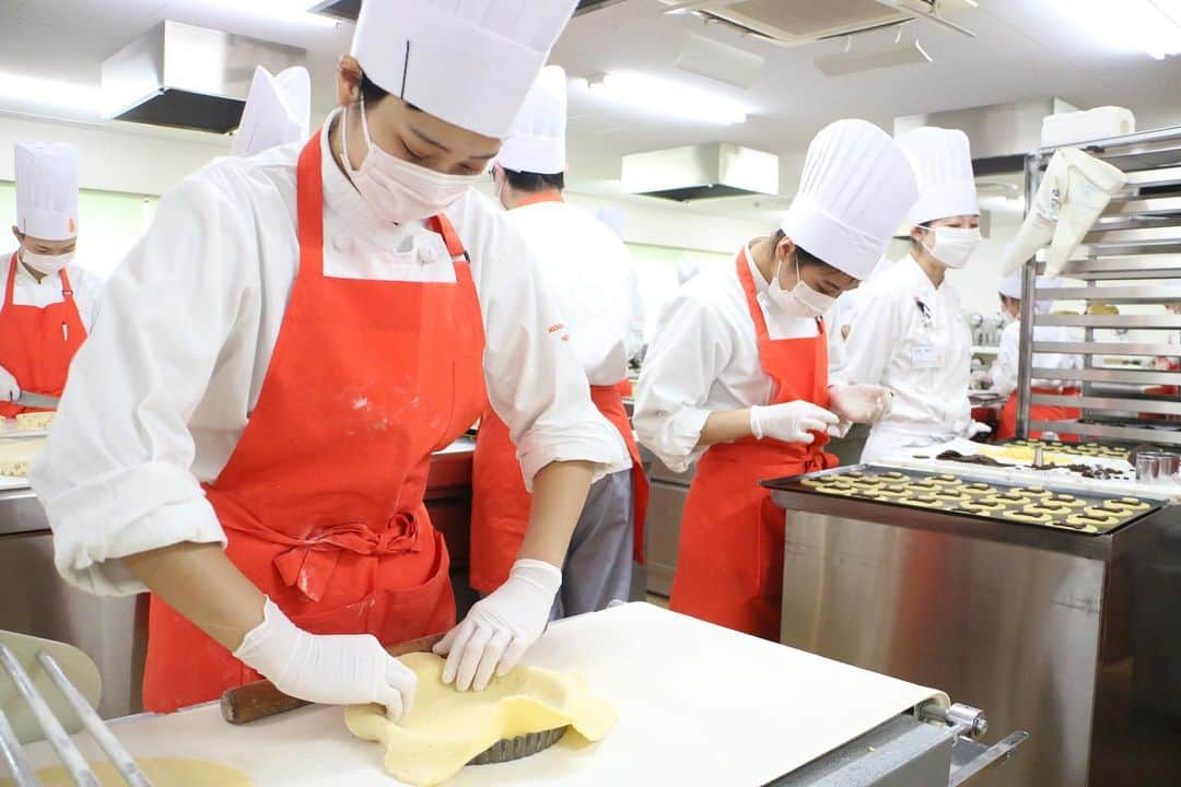 神戸製菓専門学校（公式）さんのインスタグラム写真 - (神戸製菓専門学校（公式）Instagram)「🌈学園祭まであと2日🌈  12/7(土) 12/8(日)は #神戸製菓学園祭 です❗️😻 両日とも10:00〜16:00で、予約などは不要😌  本校の #パティシエ と #ブーランジェ のタマゴたちが作ったケーキ、パン、焼き菓子などを販売します✨🍰🍞 今日は学園祭に向けて、焼き菓子などの仕込みをしています😊すごい量❗️😳 衛生面にも気をつけて、商品としてお出しできるクオリティのものをテキパキと。喜んでもらえるといいな…♫😌 当日販売するメニューの詳細はハイライトからチラシをご覧ください😊  #神戸製菓 #神戸製菓専門学校 #学園祭 #製菓本科 #製菓衛生師科 #製パン本科 #お菓子 #お菓子作り #お菓子作り好きな人と繋がりたい #パン #タルト #神戸カフェ #神戸スイーツ #神戸パン #食べ歩き #pattistagram2019」12月5日 17時46分 - kobeseika_info