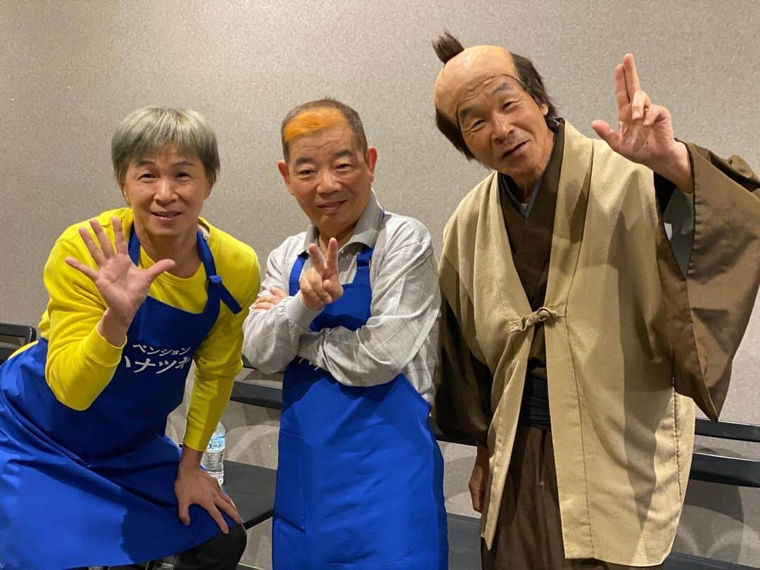 アキ（荒木良明）さんのインスタグラム写真 - (アキ（荒木良明）Instagram)「毎日たくさんのお客さんの御園座、ご来場ありがとうございます。初日、新喜劇だけで110分ぐらいあったのを、カットカットカットで3日目にして予定通りの90分に🤗8日まででーす🎶  #御園座  #池乃めだか　師匠 #間寛平　師匠 #いぃよぉ #吉本新喜劇アキ #アルバイト青年 #そういう時期でしょ」12月5日 17時40分 - mizutamareppuaki