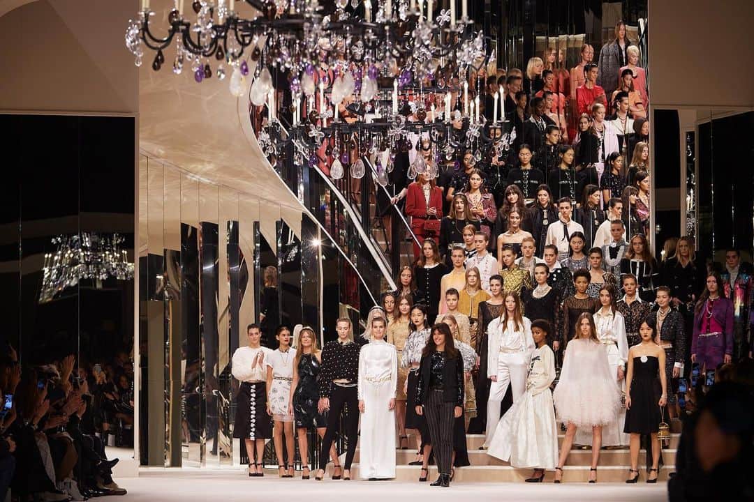 リウ・ウェンのインスタグラム：「Thank you @chanelofficial for some great days in Paris! The new #CHANELMetiersdArt collection by @virginieviard is such a wonderful presentation of work from the Maisons d’art. What a great reminder for us to always pay attention to the details. I think we all traveled back in time to Gabrielle Chanel’s apartment, because the stairs brought everyone on another journey in fashion history. 🎥🔮」