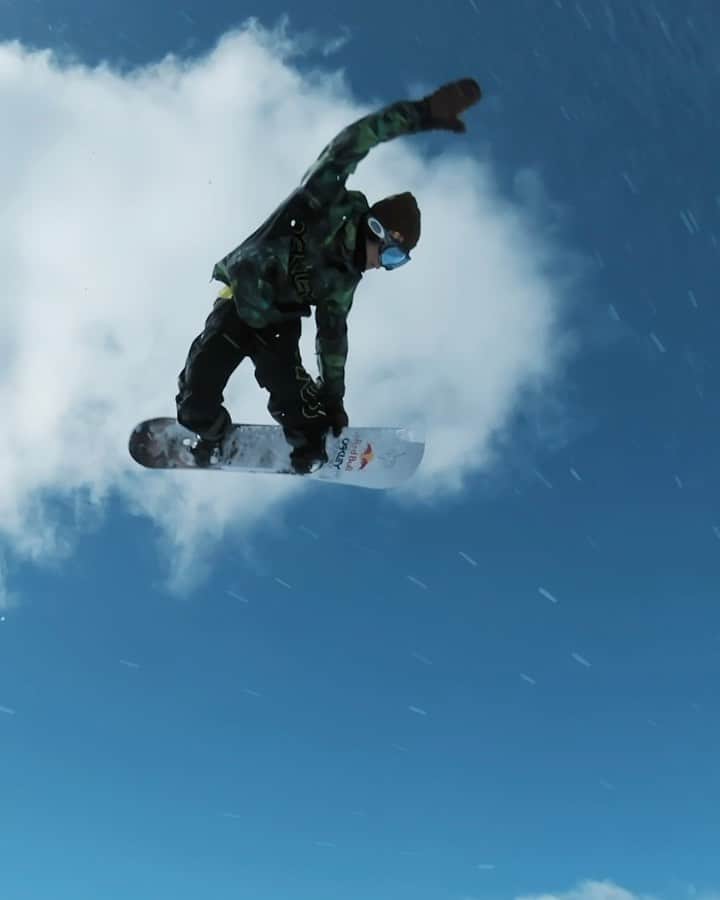 OAKLEYのインスタグラム：「The mountains are more fun with friends. Tag your team below! 🥶 #TeamOakley #OneObsession」