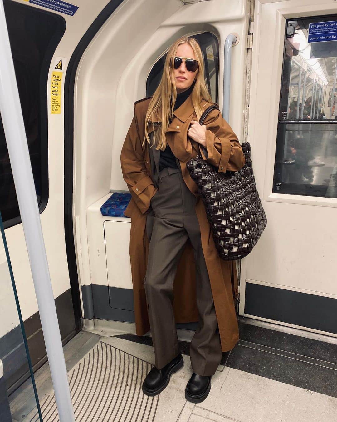 ペニーレ・タイスベックのインスタグラム：「Annonce @Bottegaveneta Headed to the hotel before a fun night with Bottega Veneta」