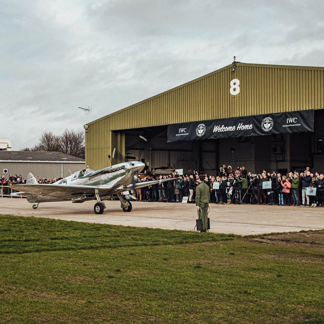 IWCさんのインスタグラム写真 - (IWCInstagram)「What an incredible journey! The #SilverSpitfire is home after four months of a phenomenal expedition. Pilots Steve Boultbee Brooks and Matt Jones made aviation history after completing the first ever round-the-world flight in a Spitfire. @thesilverspitfire #IWCWatches #IWCPilot」12月6日 3時11分 - iwcwatches